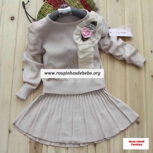 moda inverno infantil saia e blusa bege